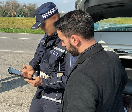 Supporto all'agente durante un controllo su strada